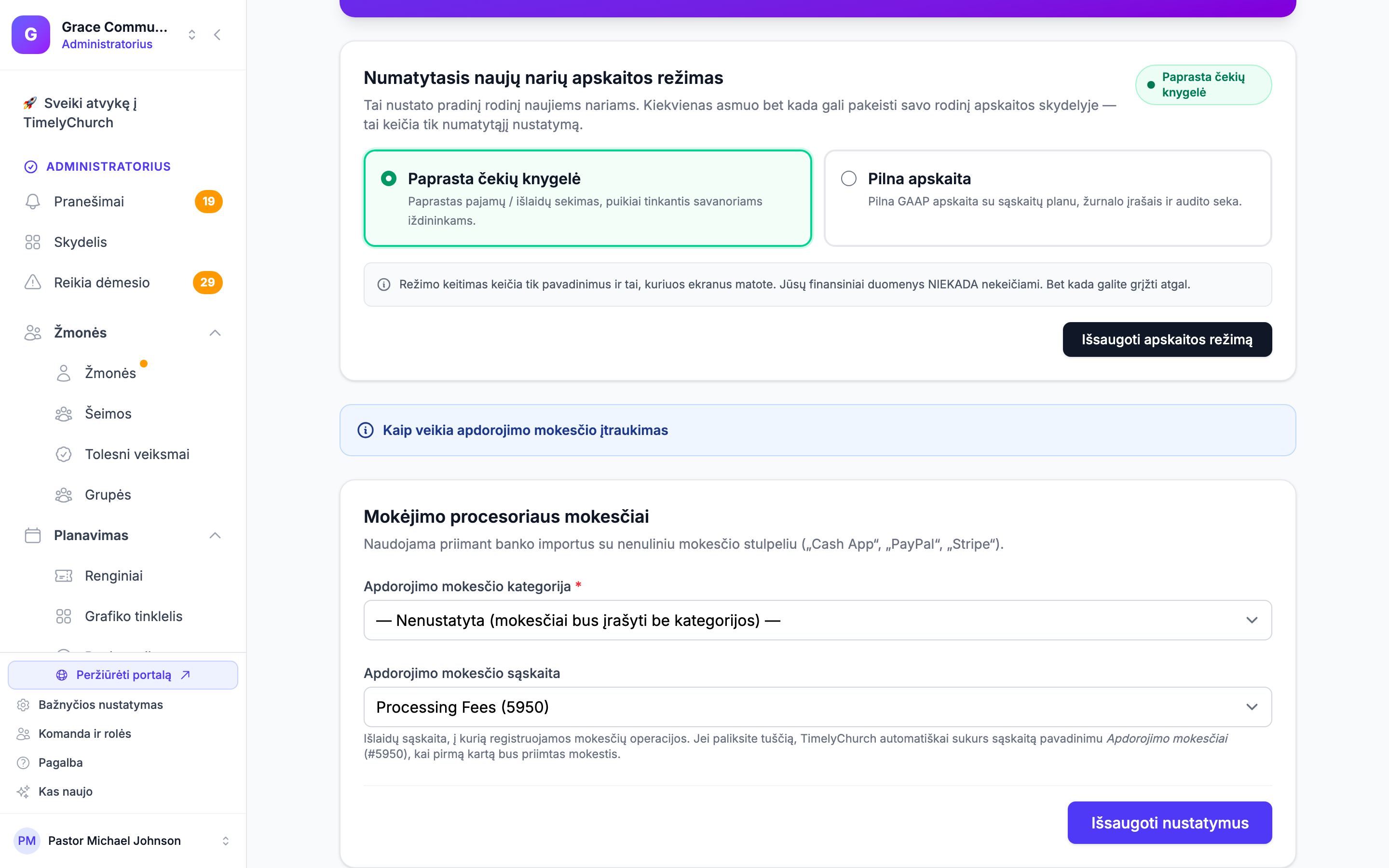 Skiltis Mokėjimų procesoriaus mokesčiai Finansų nustatymų puslapyje, rodanti išskleidžiamuosius sąrašus Apdorojimo mokesčio kategorija ir Apdorojimo mokesčio sąskaita. Paprastas puslapio vaizdas — skiltis atvaizduojama žemiau kortelės Apskaitos režimas nustatymų puslapyje.