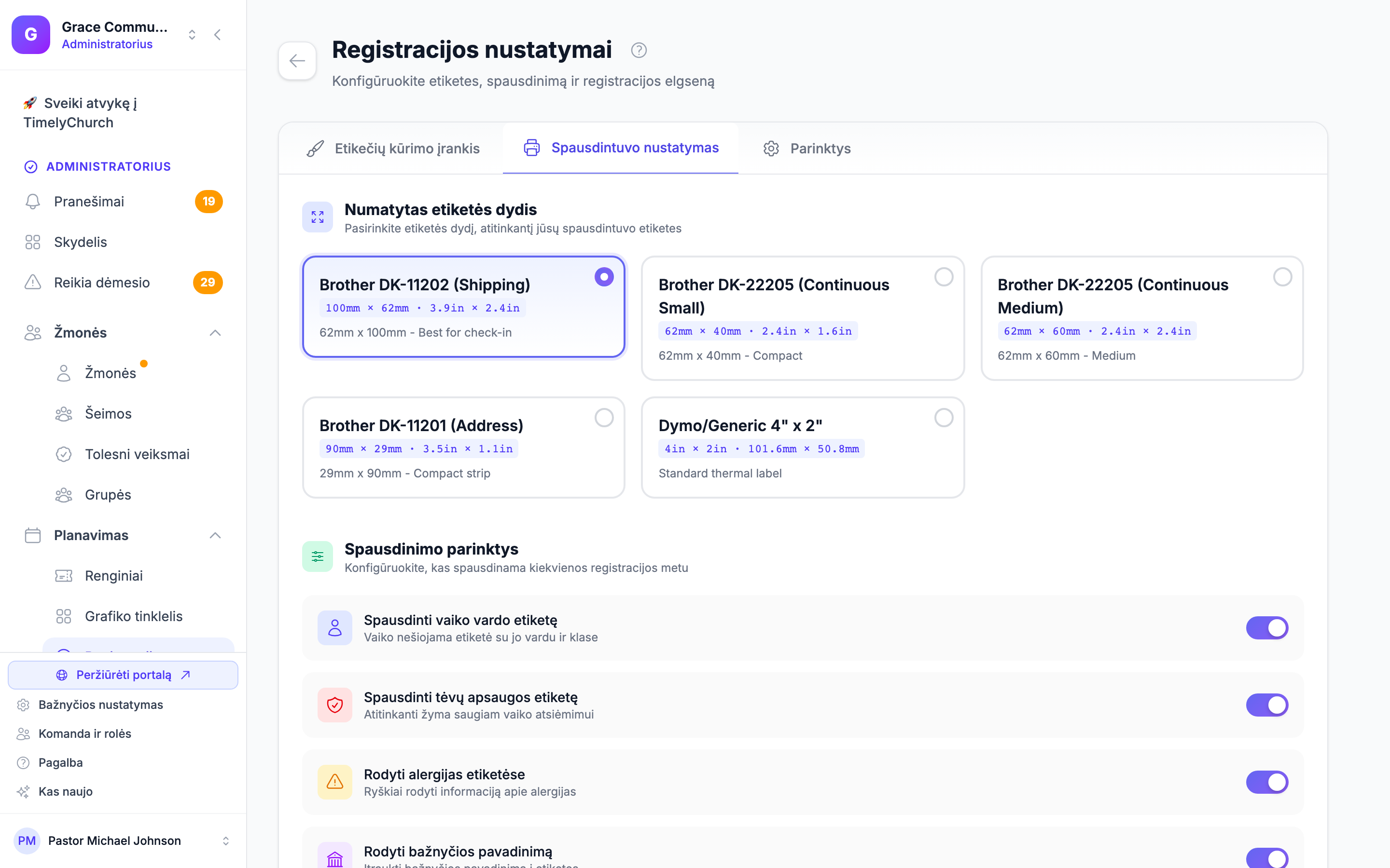 Registracijos nustatymai > Spausdintuvo nustatymo skirtukas, rodantis Numatytojo etiketės dydžio variantus (įskaitant „Brother DK-11202" 62 mm x 100 mm parinktį) ir Spausdinimo parinkčių perjungiklius. Nustatymų puslapis priima `?tab=` užklausos parametrą, kuris nustato pradinę Alpine activeTab, todėl įkėlimas su tab=printer atidaro tiesiai Spausdintuvo nustatymo skirtuką.