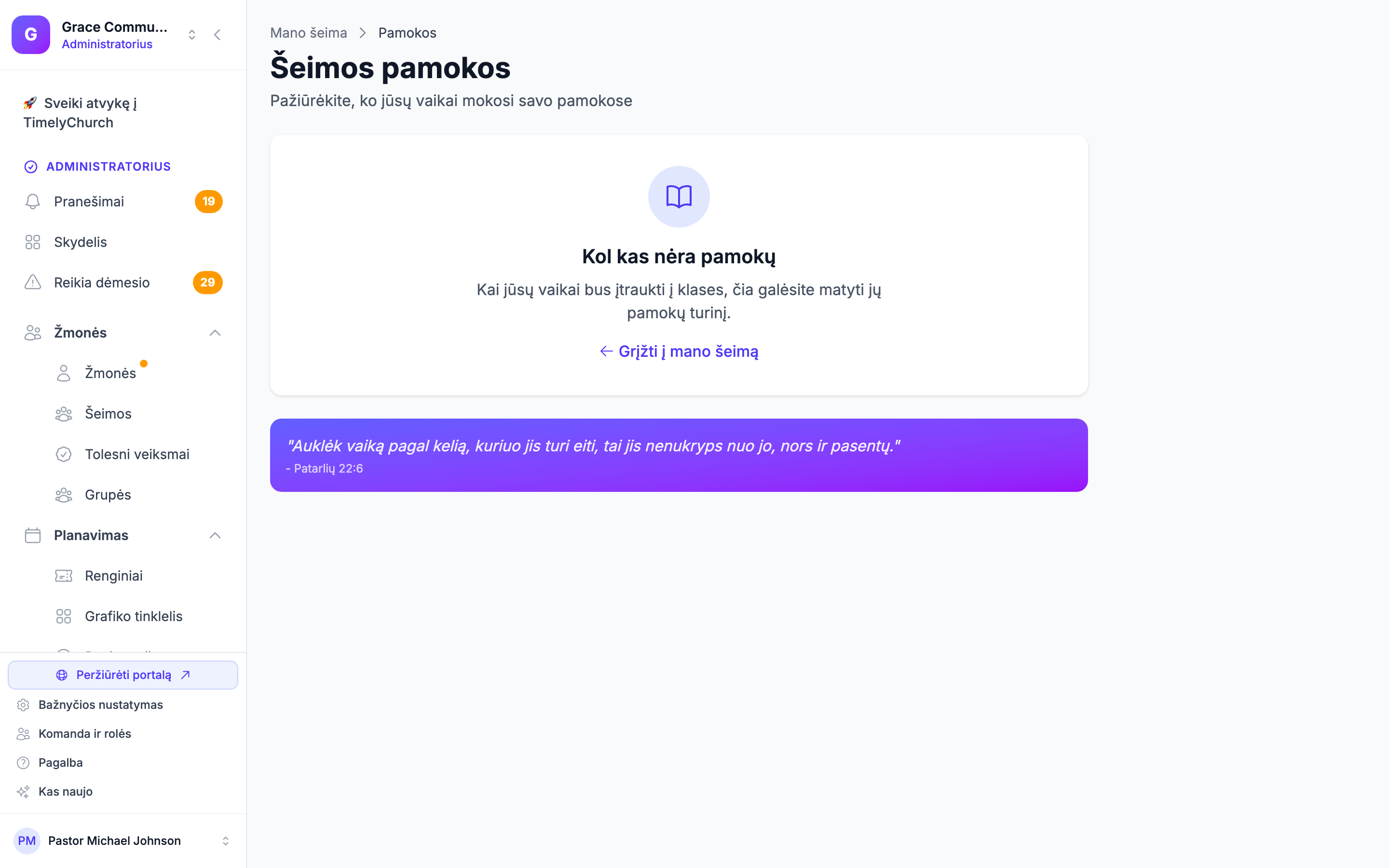 Nario portalo puslapis Šeimos pamokos (antraštė „Šeimos pamokos", paantraštė „Sužinokite, ko jūsų vaikai mokosi savo klasėse"), rodantis kiekvieno vaiko vardą su jo klase, naujausios pamokos pavadinimu, atmintina eilute ir namų veikla. Tai nario portalo puslapis, o ne administratoriaus puslapis. Rodoma tuščia būsena, jei prisijungęs narys neturi vaikų, įtrauktų į klases su suplanuotomis pamokomis per 6 savaičių atgal / 2 savaičių į priekį langą.