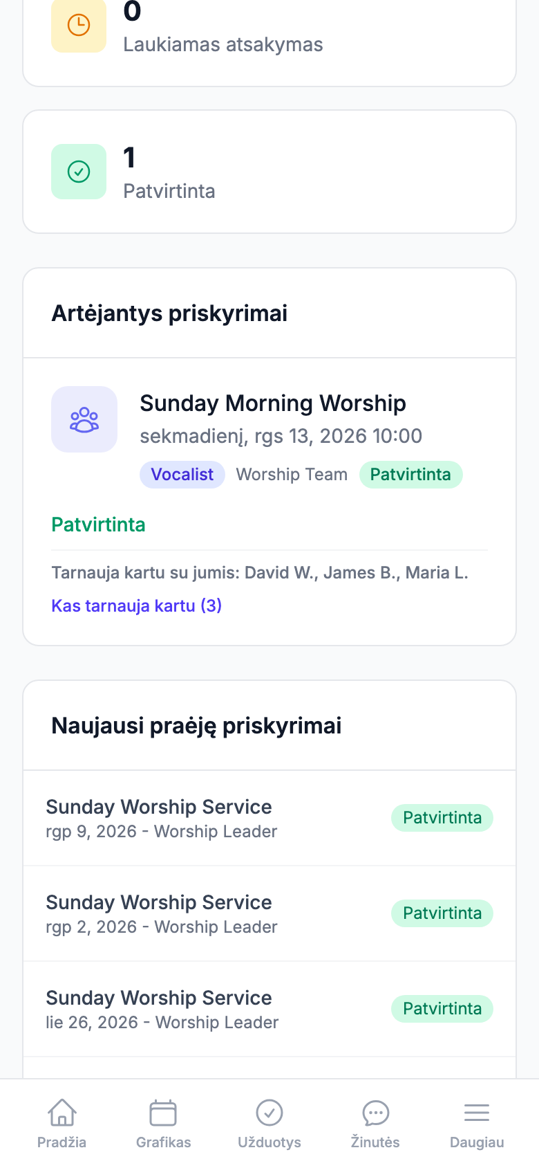 Tarnavimo įrašas tarnavimo grafike telefono ekrane: renginio pavadinimas ir laikas, jums priskirta pozicija, eilutė „Tarnauja kartu su jumis: David W., James B., Maria L." po ja ir mygtukas „Kas tarnauja kartu (3)" žemiau.
